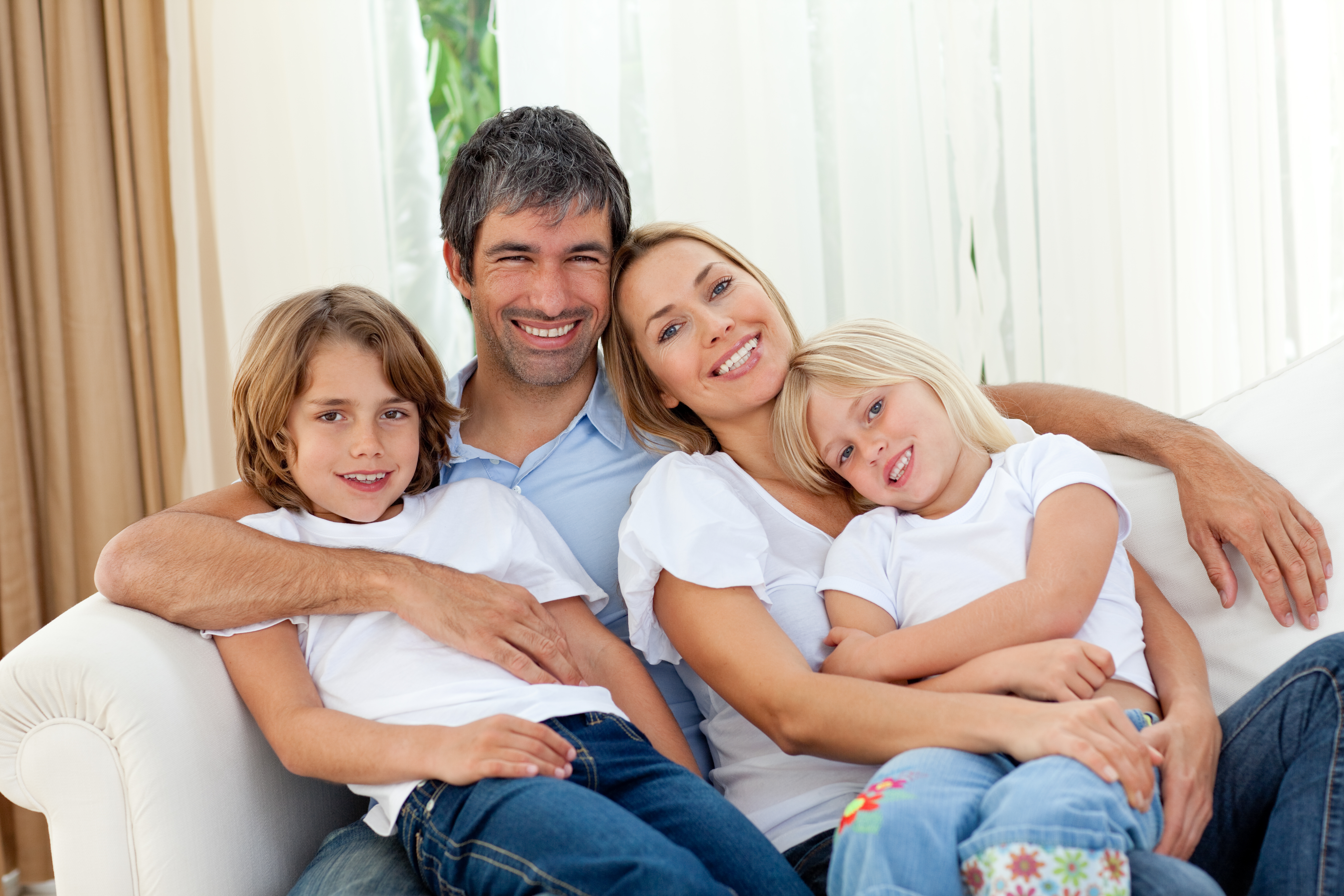 Личное семейное телефон. Счастливая семья. Семья на диване. Счастливая семья в доме. Фотография семьи.